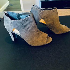 Unisa Faux Suede Peep Toe Bootie Size 8.5M